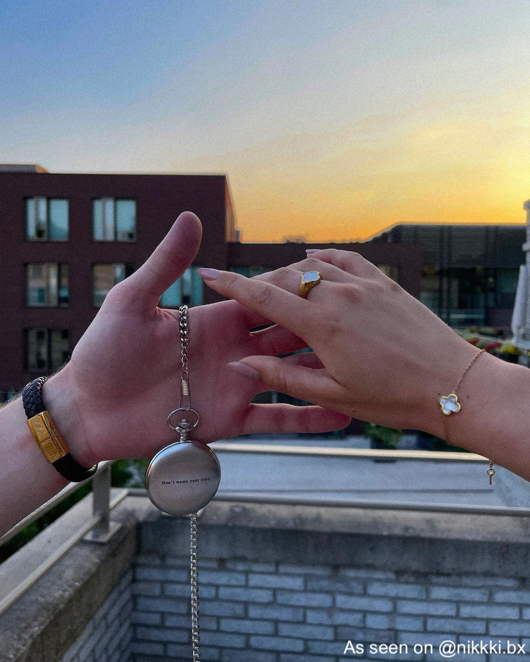 Influencer draagt heren armband