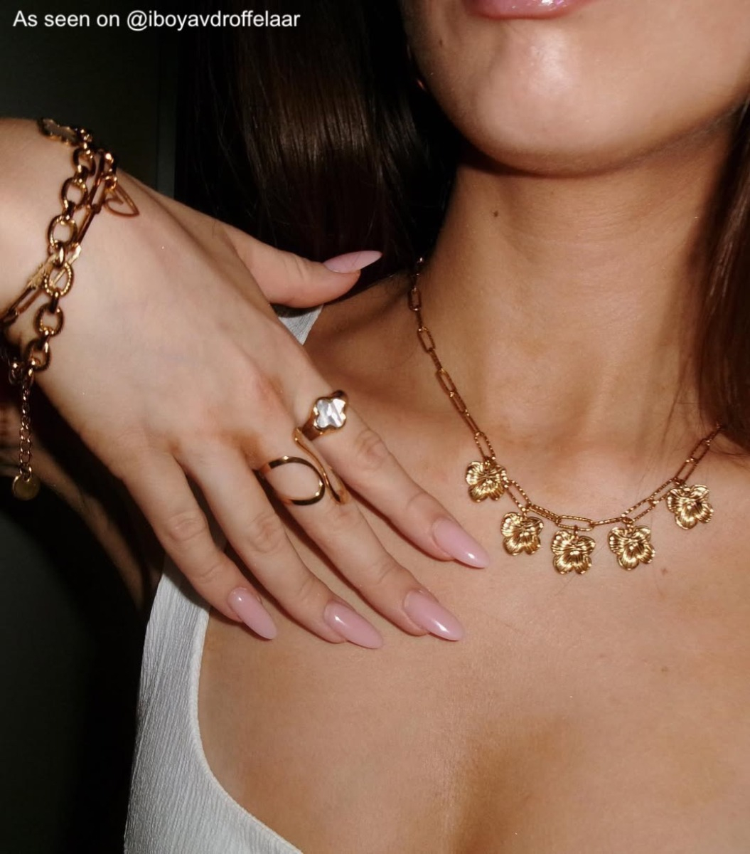 Influencer draagt gouden sieraden 