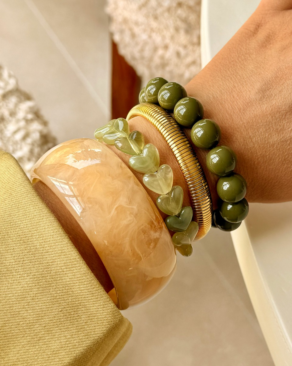 gouden armbanden combinatie met groene kralenarmbanden
