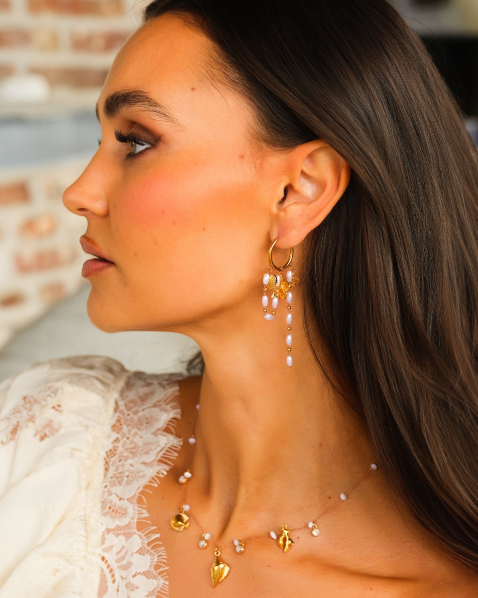 gouden oorbellen look vanaf de zijkant
