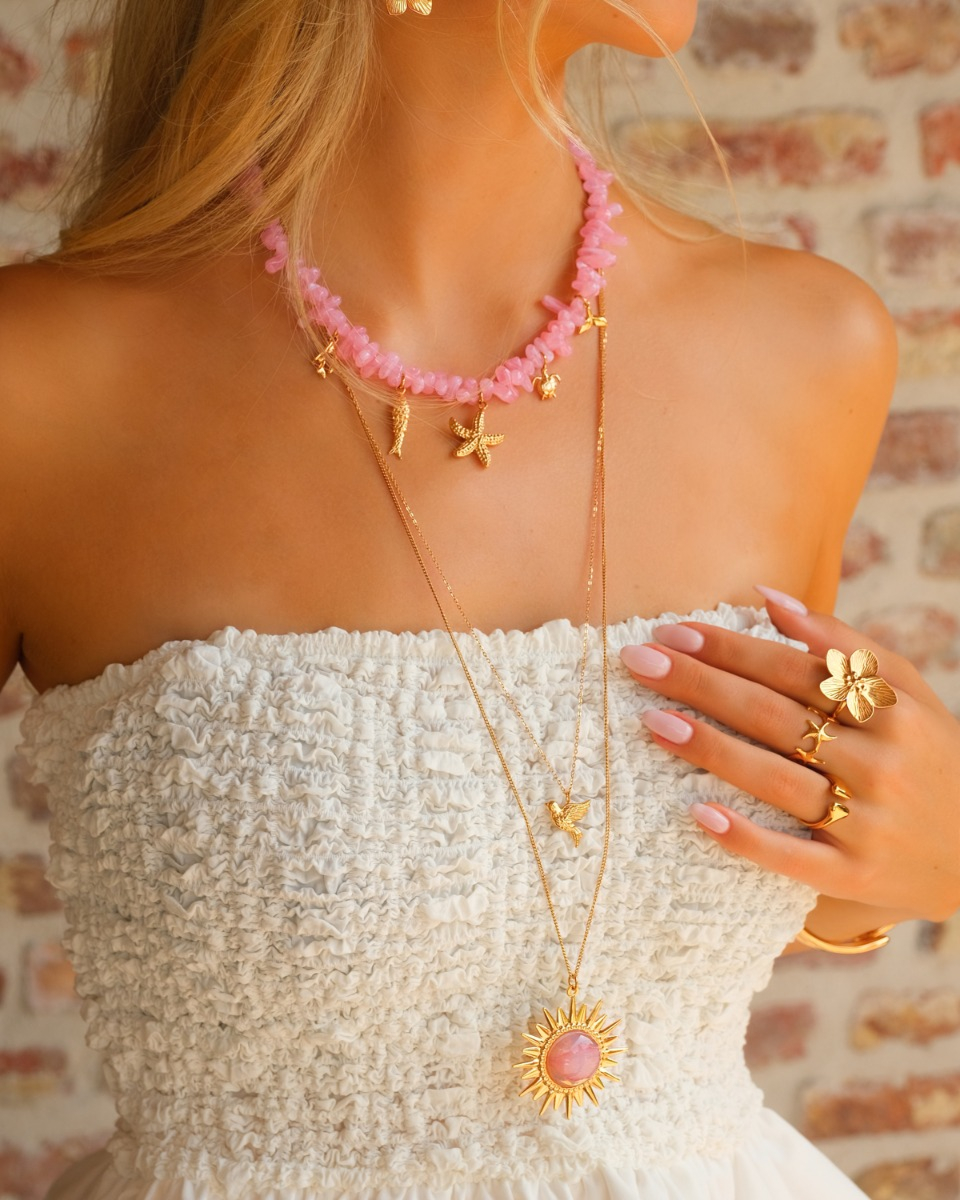 zomer look van gouden sieraden