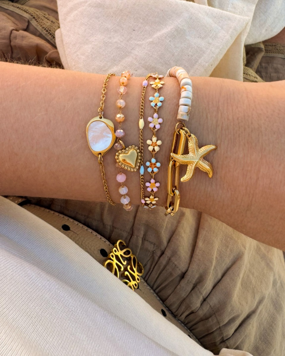 gouden armbanden combinatie met gekleurde armbanden