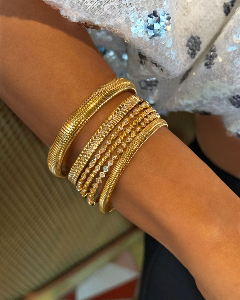 Mix van bangles om pols
