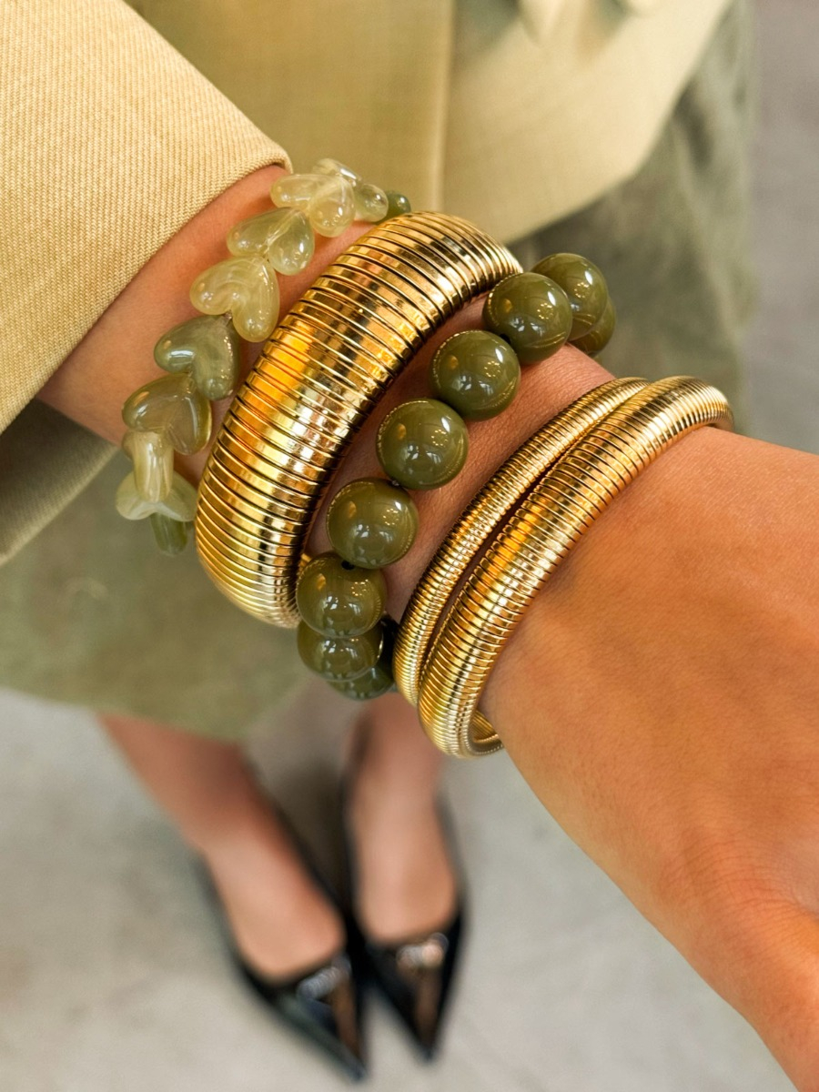 groene armbanden met gouden bangles gecombineerd