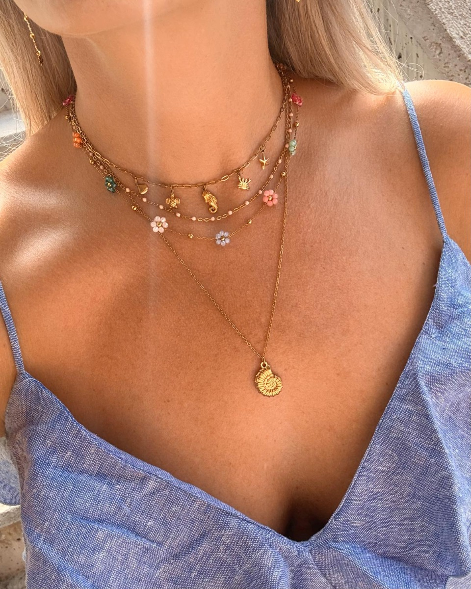 gouden kettingen combinatie met kleurtjes