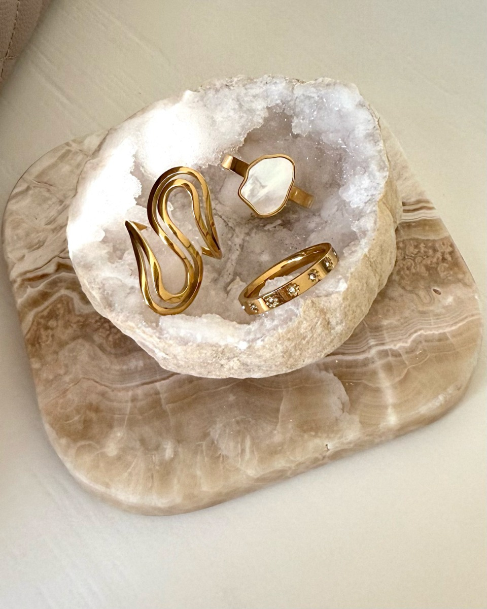 gouden ringen in stenen bakje