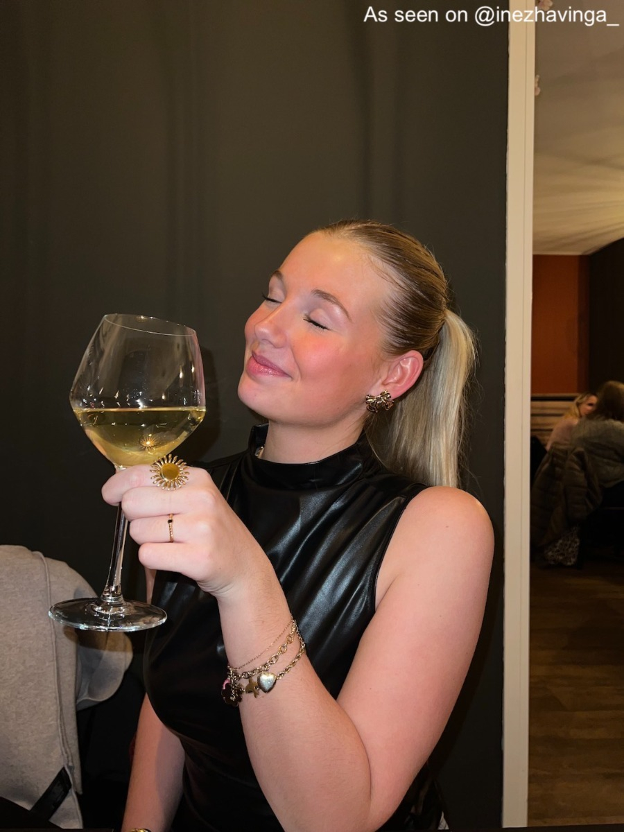 Influencer draagt gouden zon ring