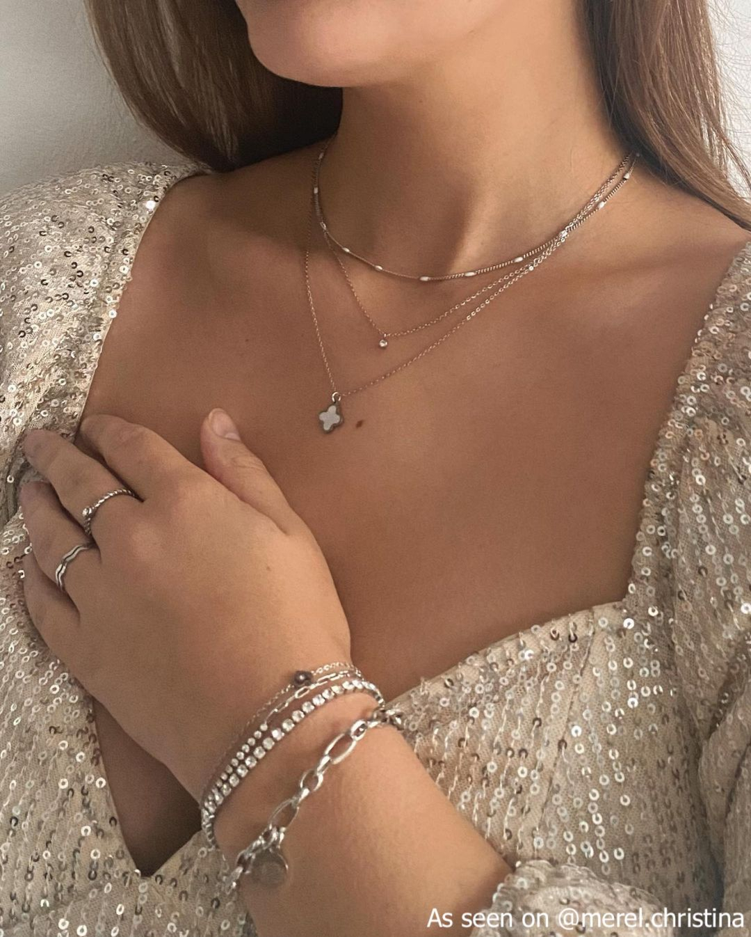 Influencer draagt tennis sieraden