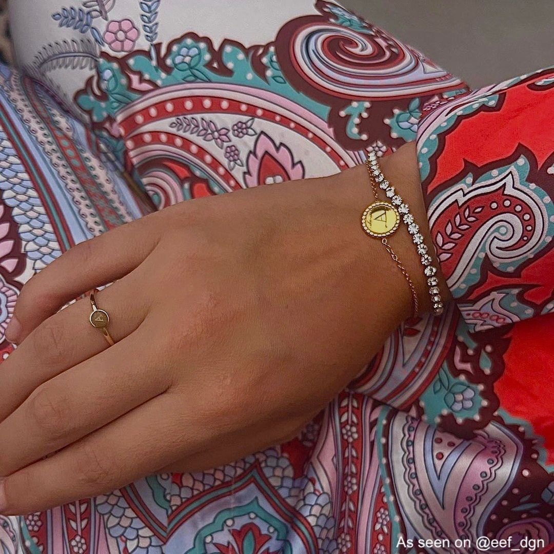 Influencer met gouden armbanden mix