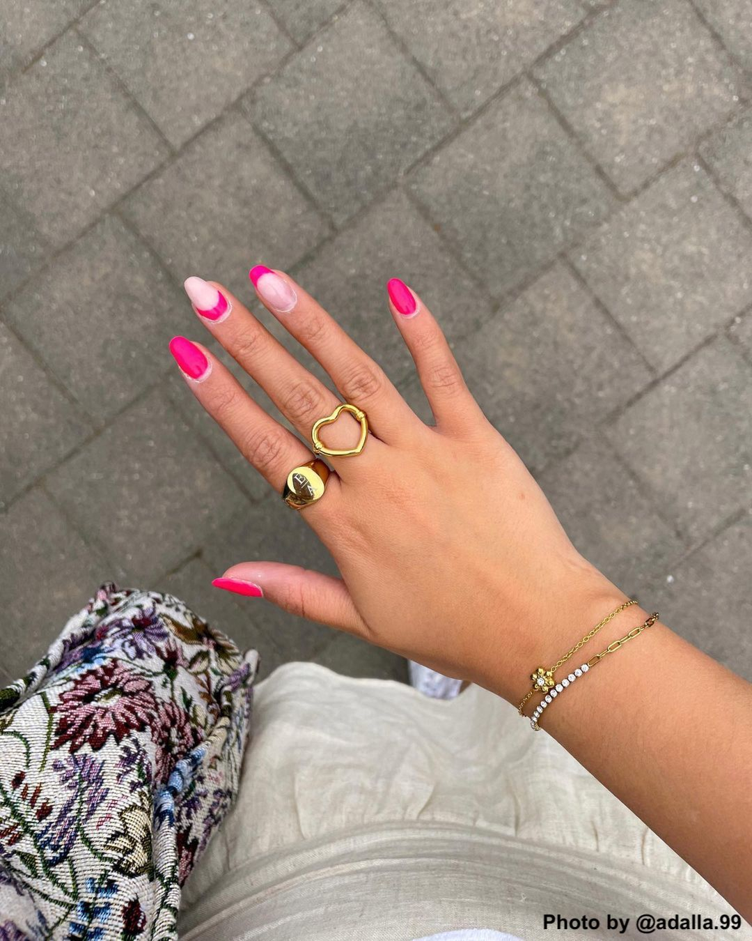 Influencer draagt open heart ring