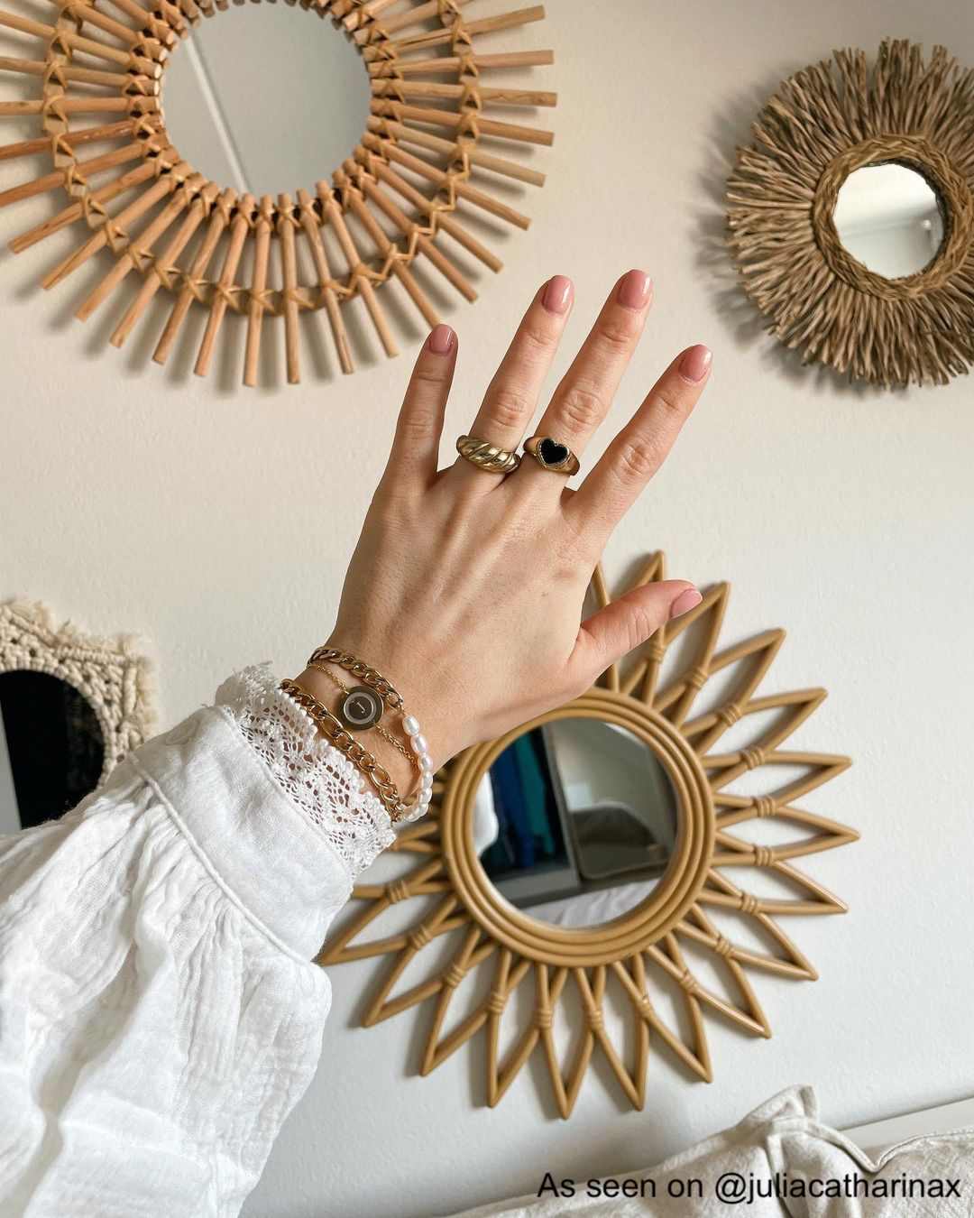 Influencer draagt gouden ringen