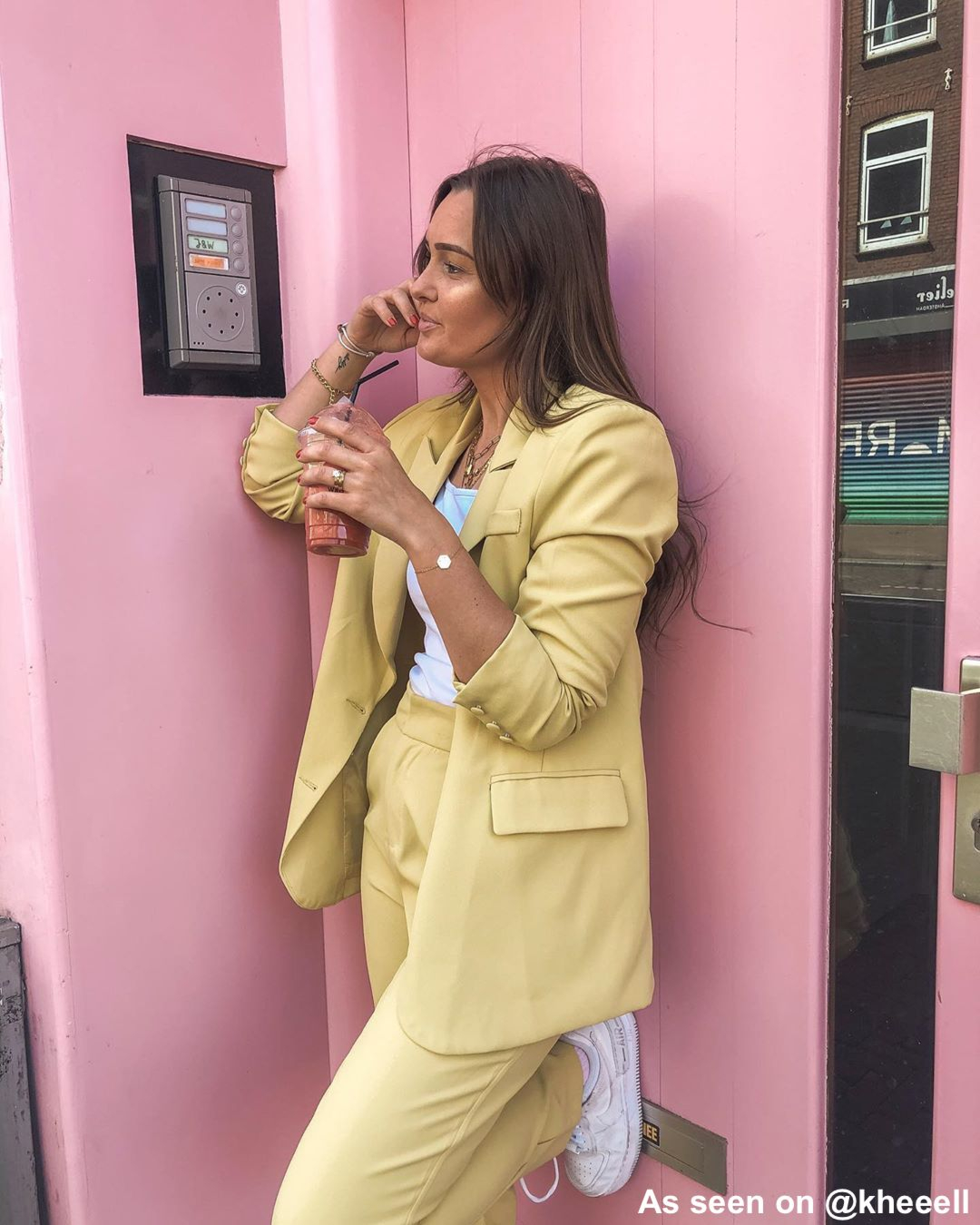 Influencer draagt statement ring