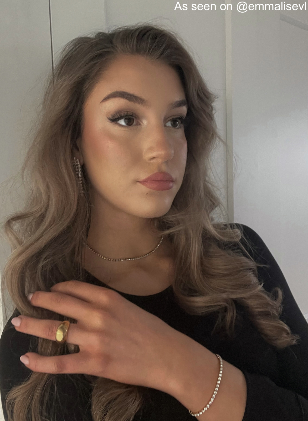influencer draagt gouden glitter ketting 