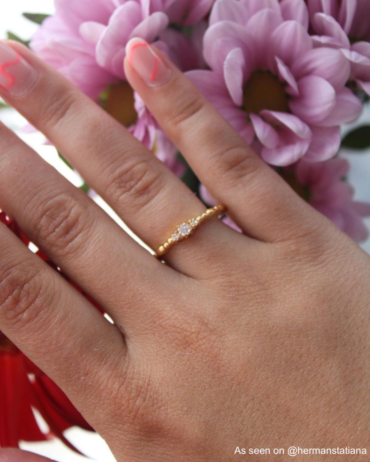 Influencer draagt gouden ring met steentje