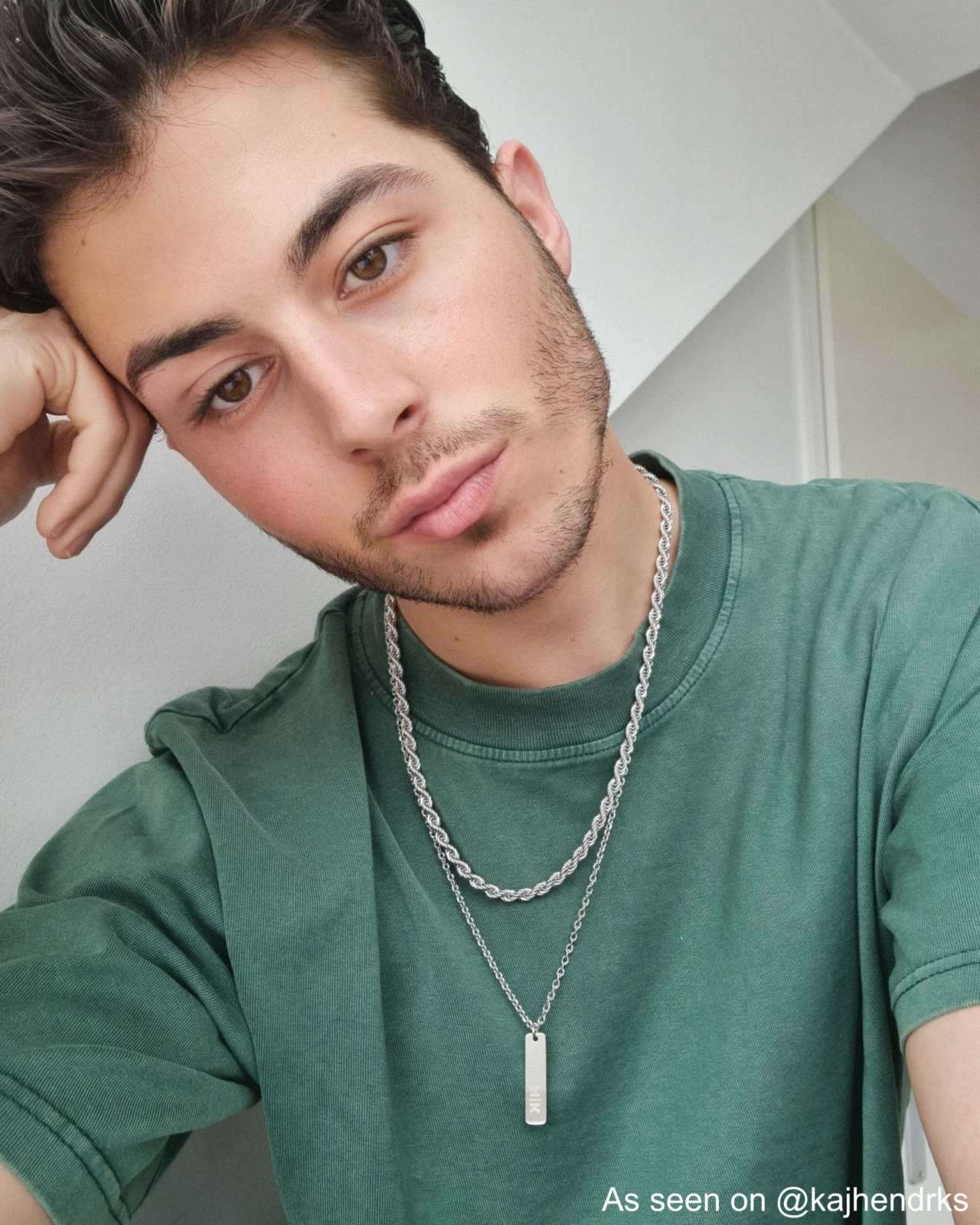 Influencer draagt zilveren heren kettingen