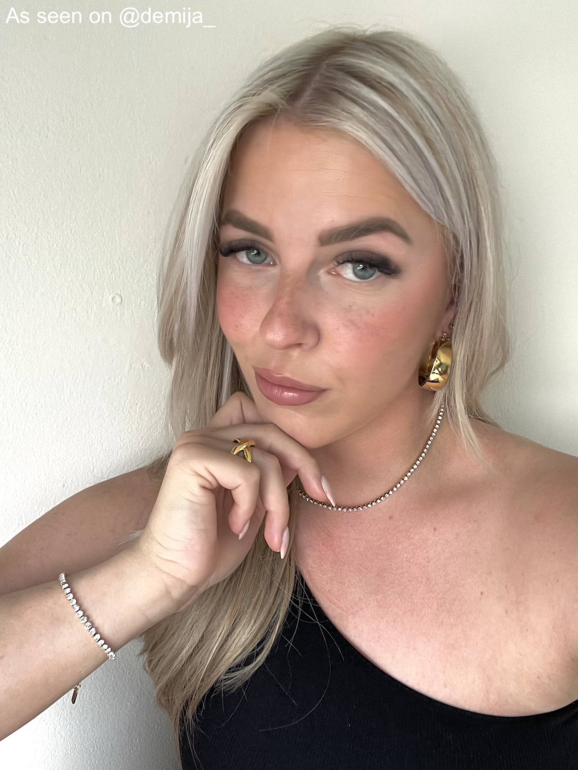 Influencer met tennis sieraden