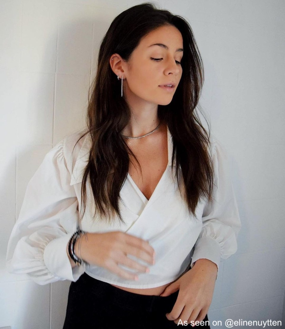 Influencer draagt tennis oorbellen en tennis ketting