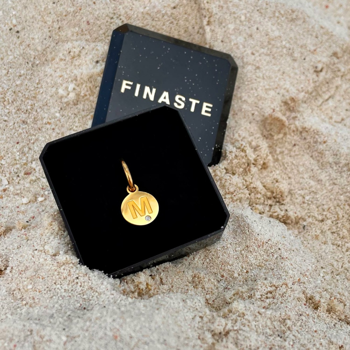 Gouden initial oorbel in sieradendoosje