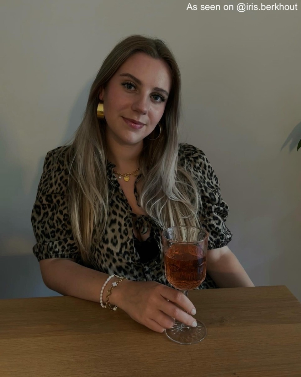 Influencer draagt gouden oorbellen