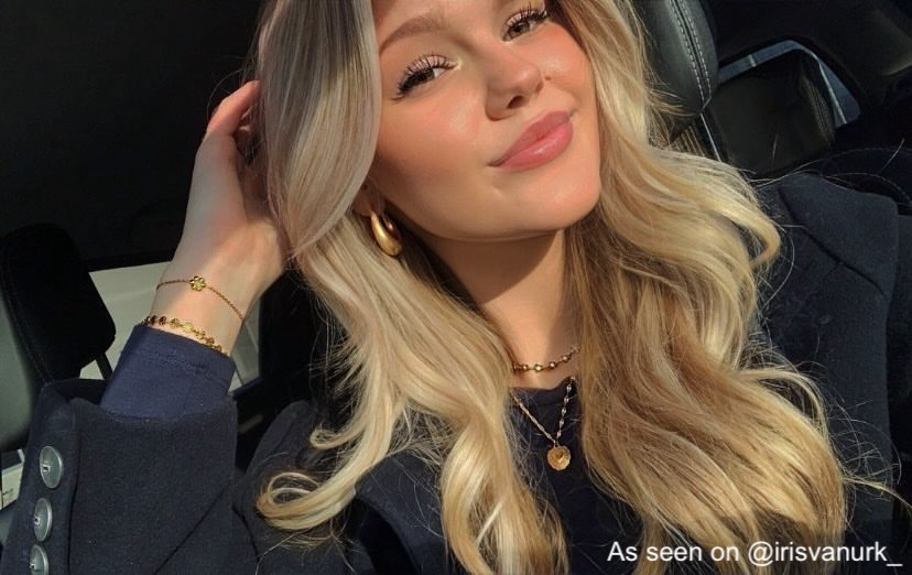influecer draagt gouden look