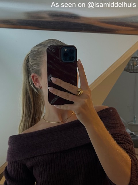 Influencer met gouden sieraden