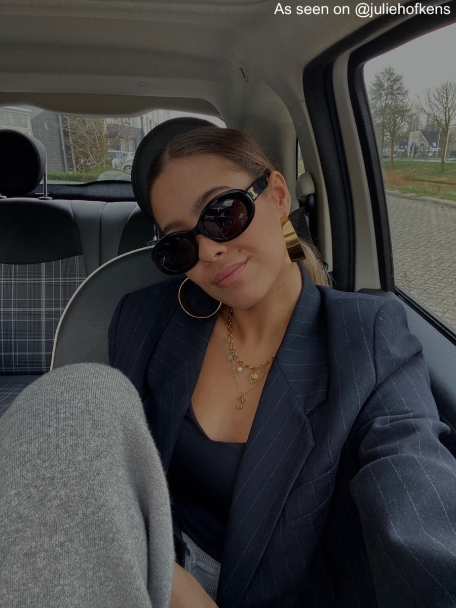 Influencer draagt gouden statement hoops 