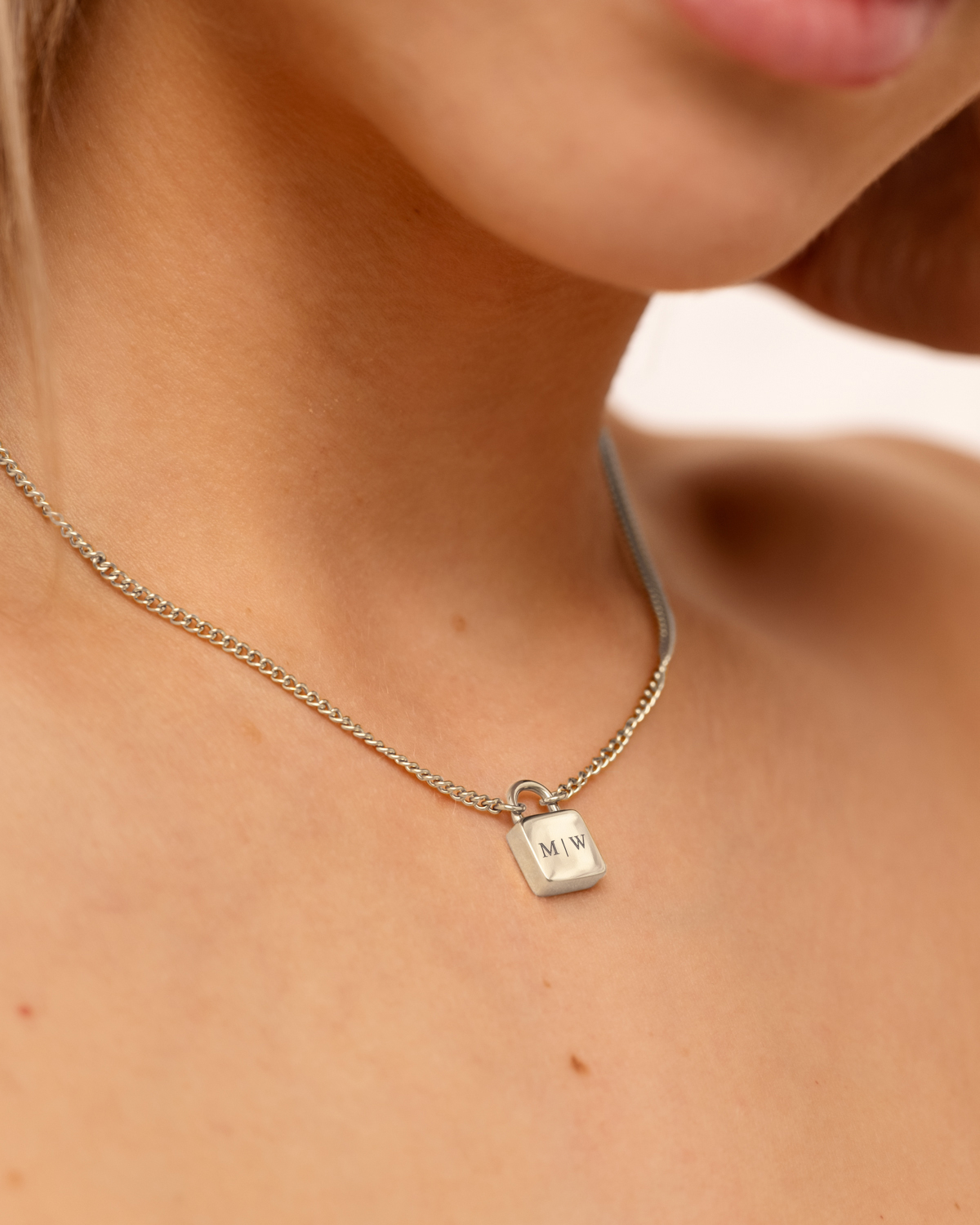 Zilveren ketting met slotje met gravering