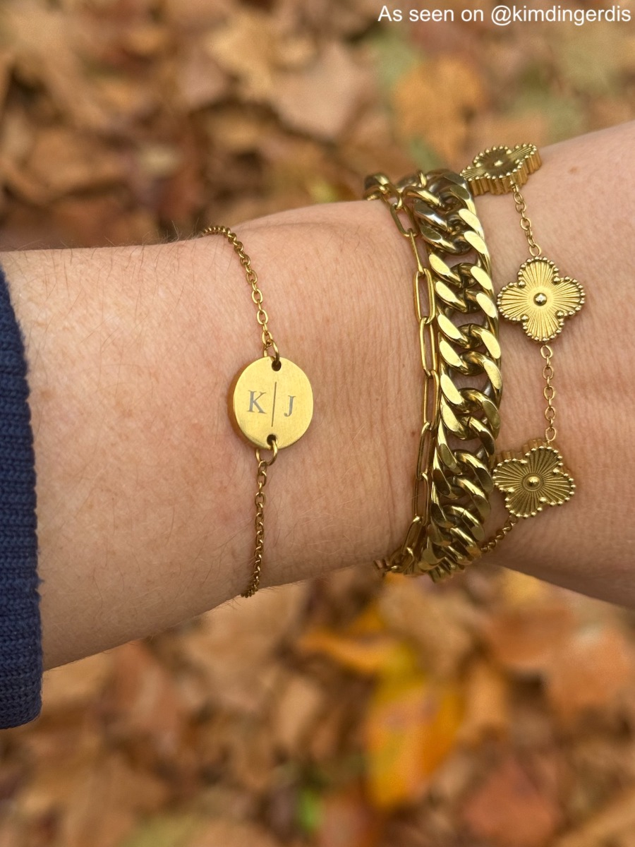 Influencer draagt gouden initiale armband