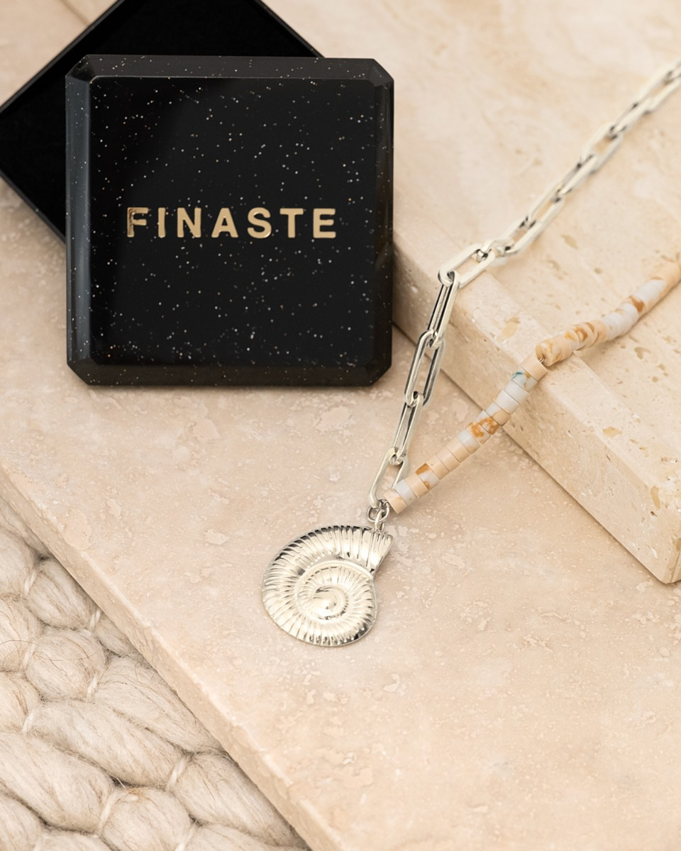 zilveren schelp ketting met beige steentjes en sieradendoosje