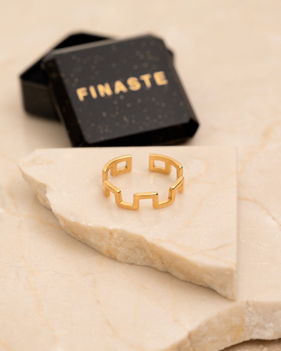 Gouden blokjes ring met sieradendoosje
