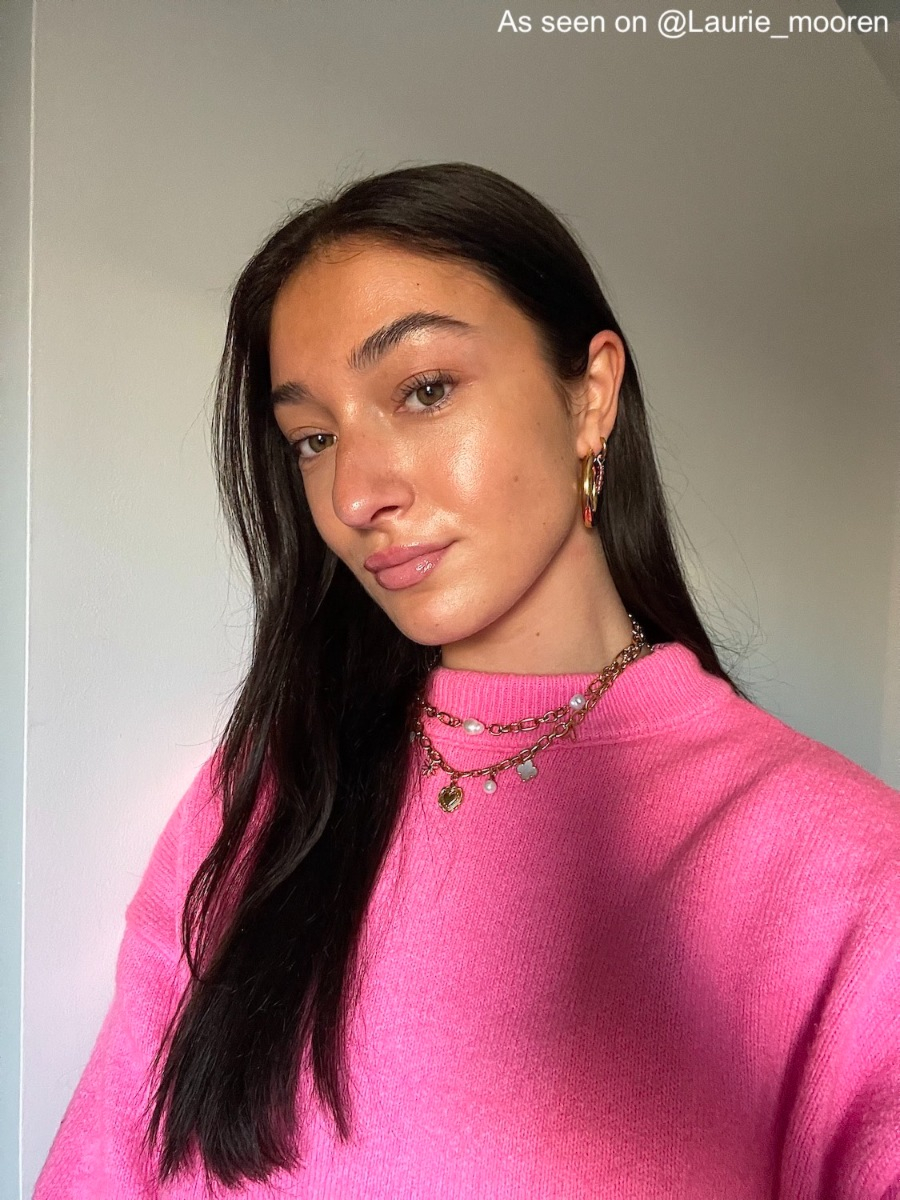 Influencer draagt gouden ketting
