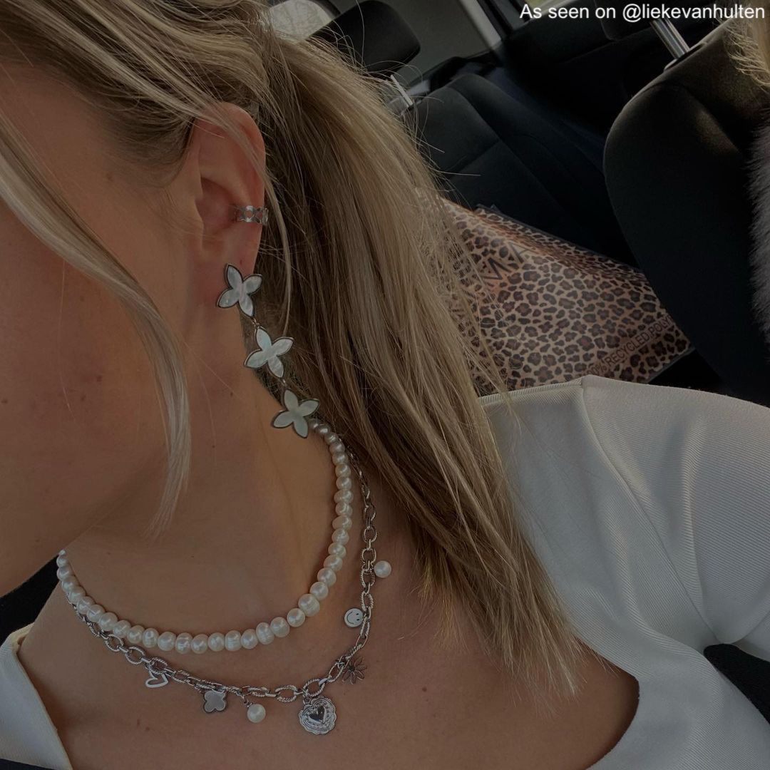 Influencer draagt zilveren sieraden