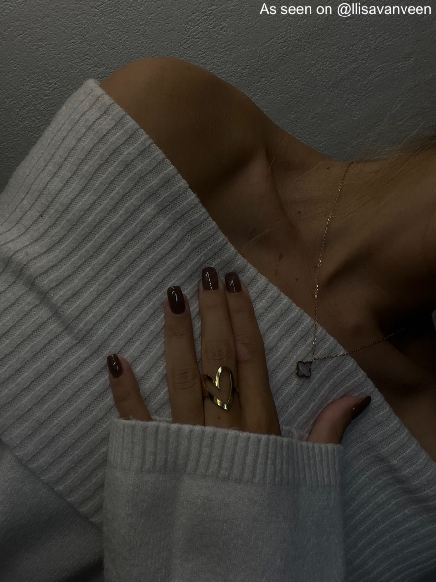 Influencer draagt gouden clover ketting