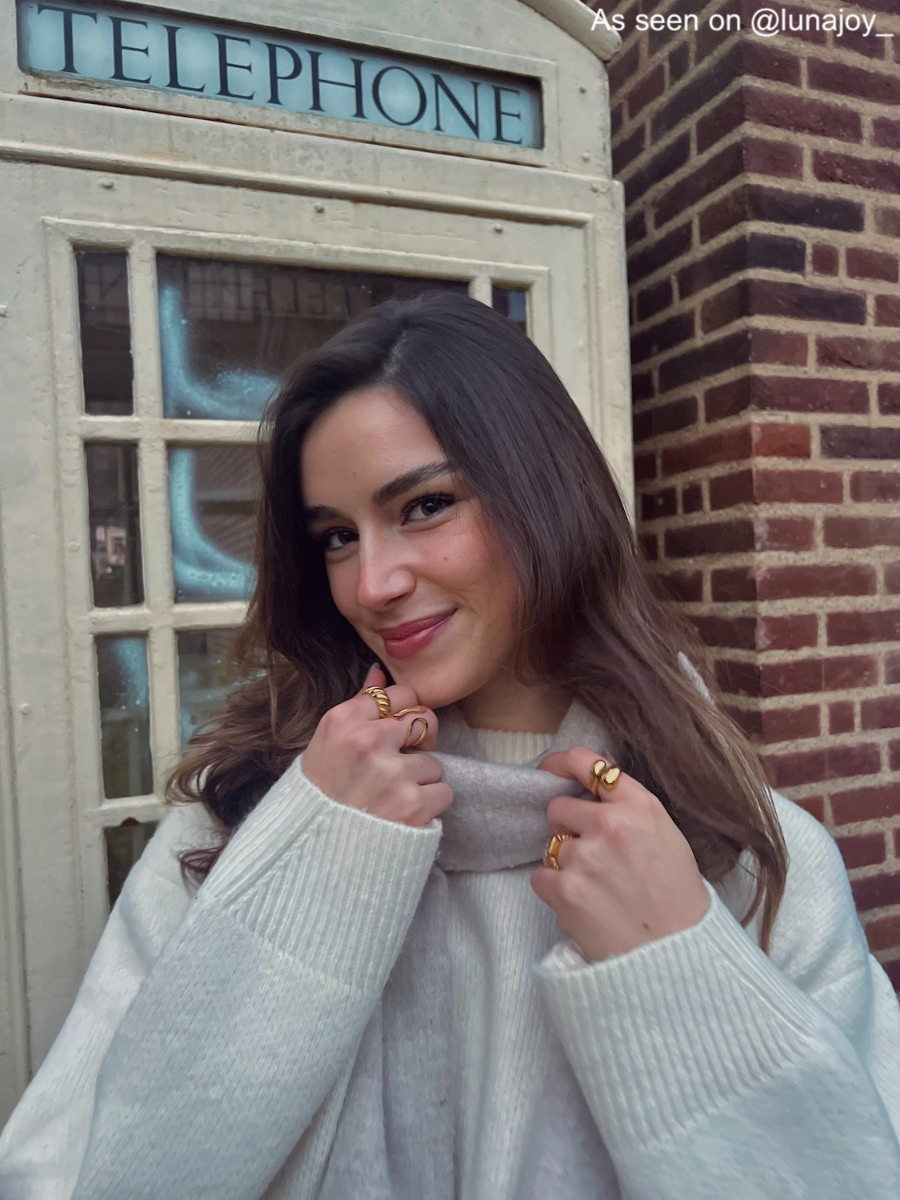 Influencer draagt gouden ringen 