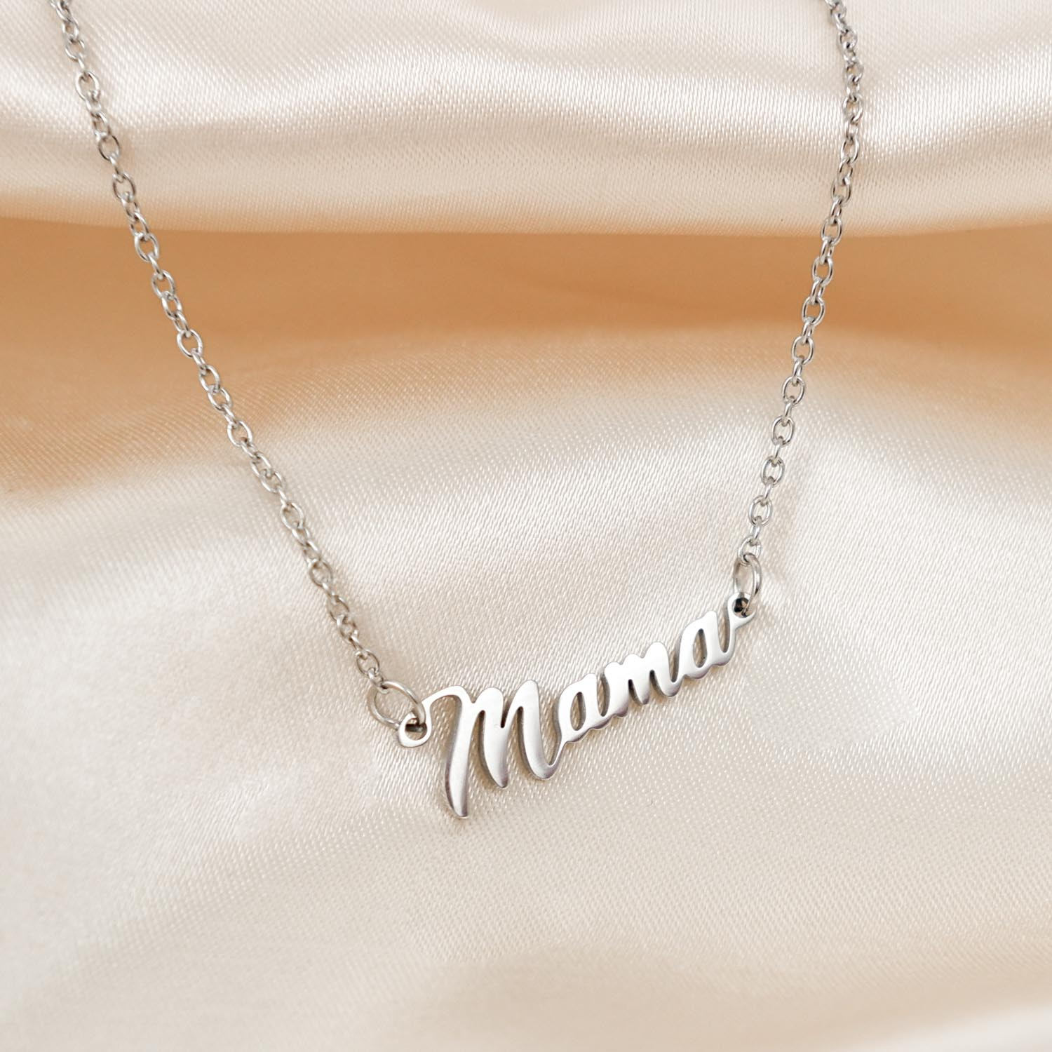 Zilveren mama ketting op satijnen stof