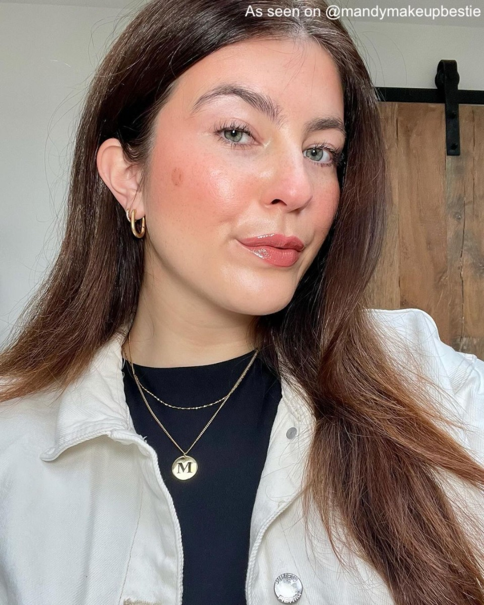 Influencer draagt gouden sieraden