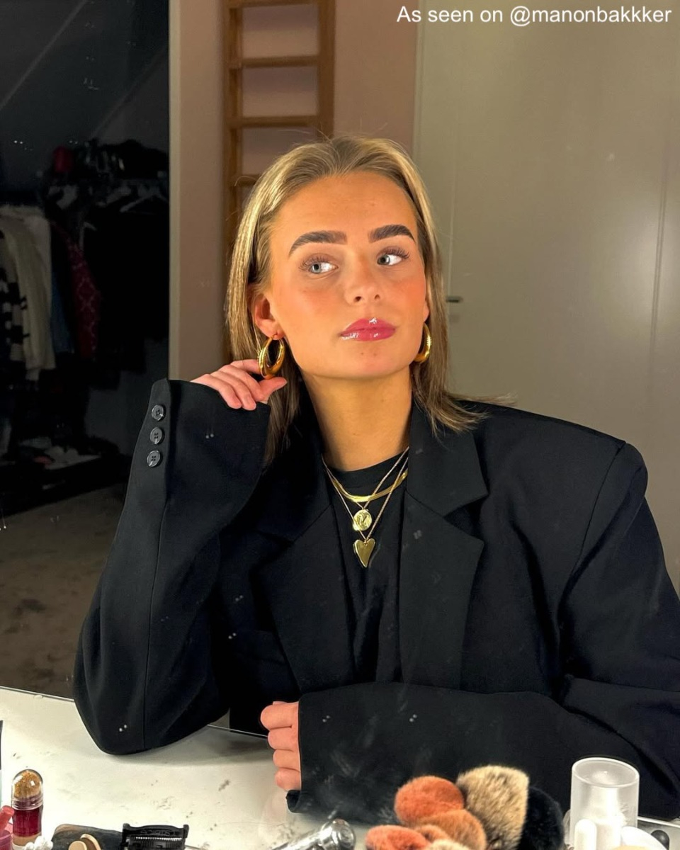 Influencer draagt gouden platte ketting