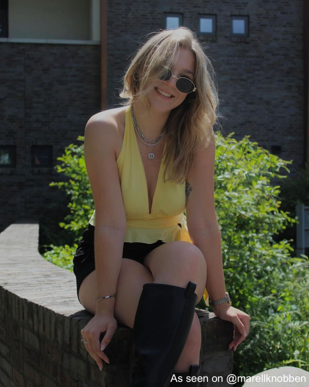 Influencer met zilveren sieraden