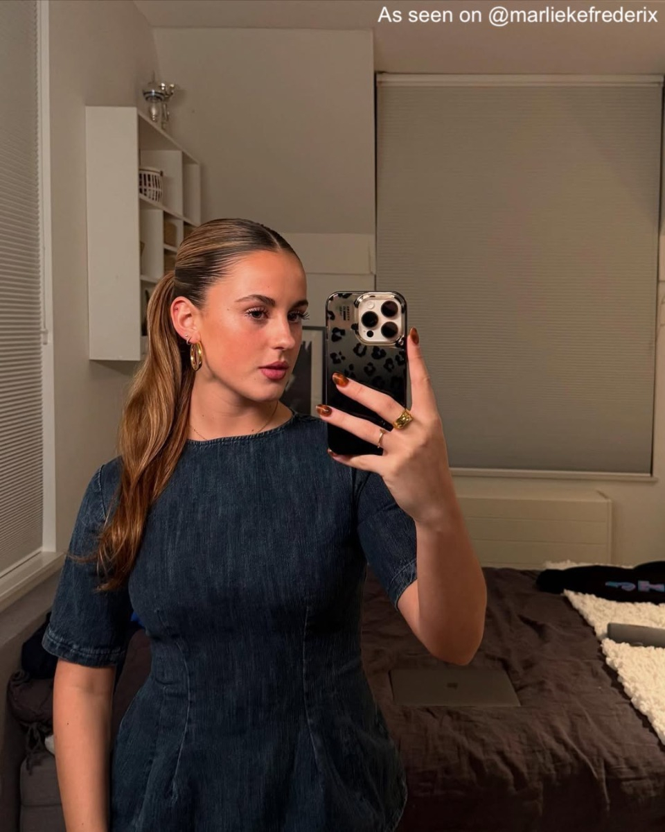 influencer draagt gouden grove ring