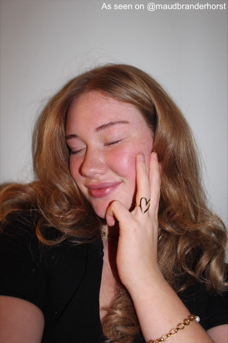 Influencer draagt gouden Finaste sieraden 