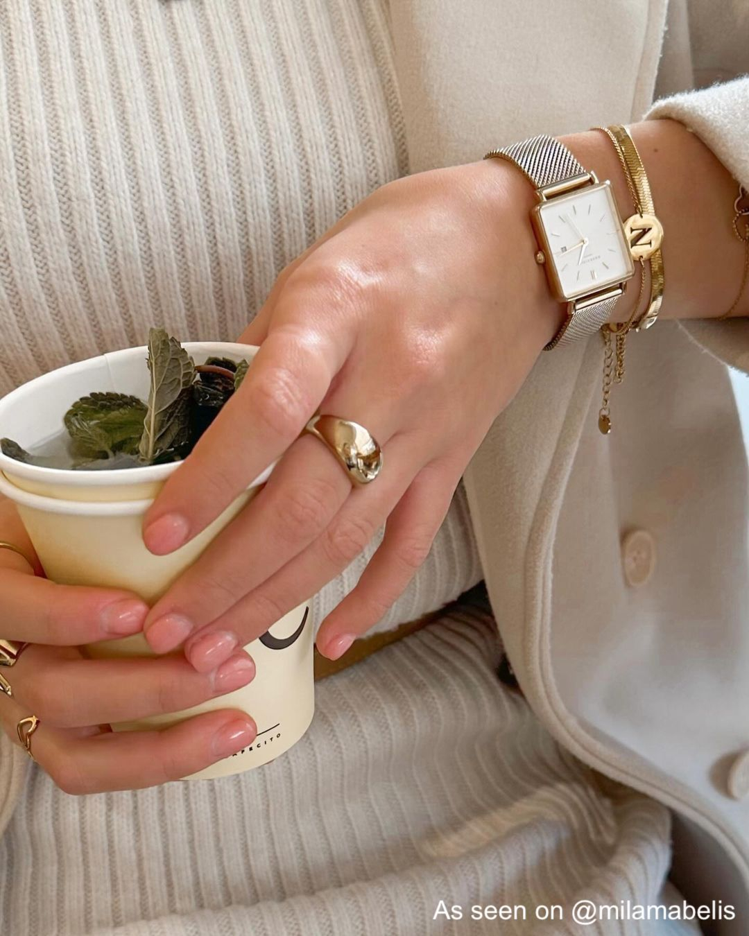 Influencer met gouden sieraden