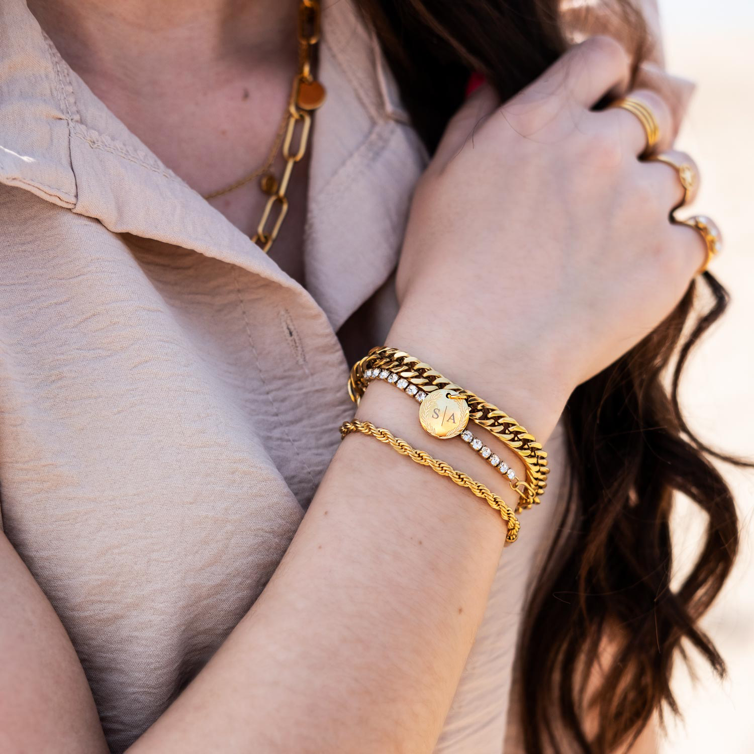 Trendy mix van armbanden om de pols van het model