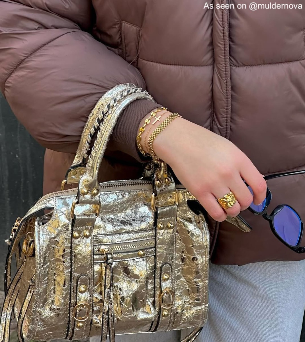 Influencer draagt gouden armbanden