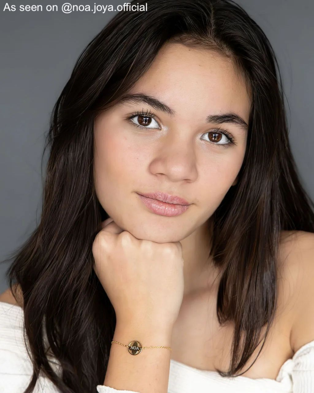 Influencer draagt gouden armband