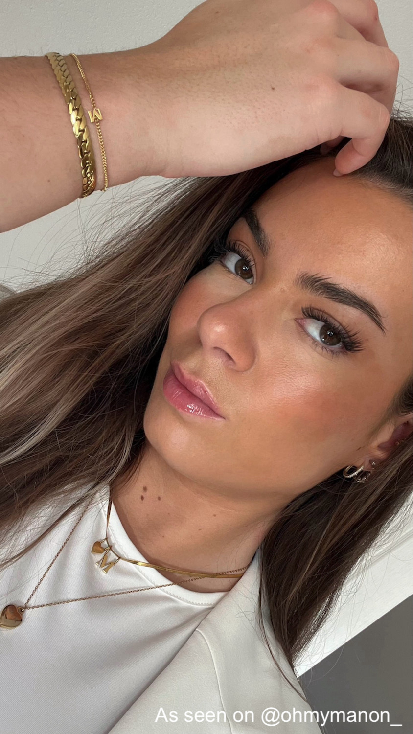 Influencer draagt gouden sieraden van finaste