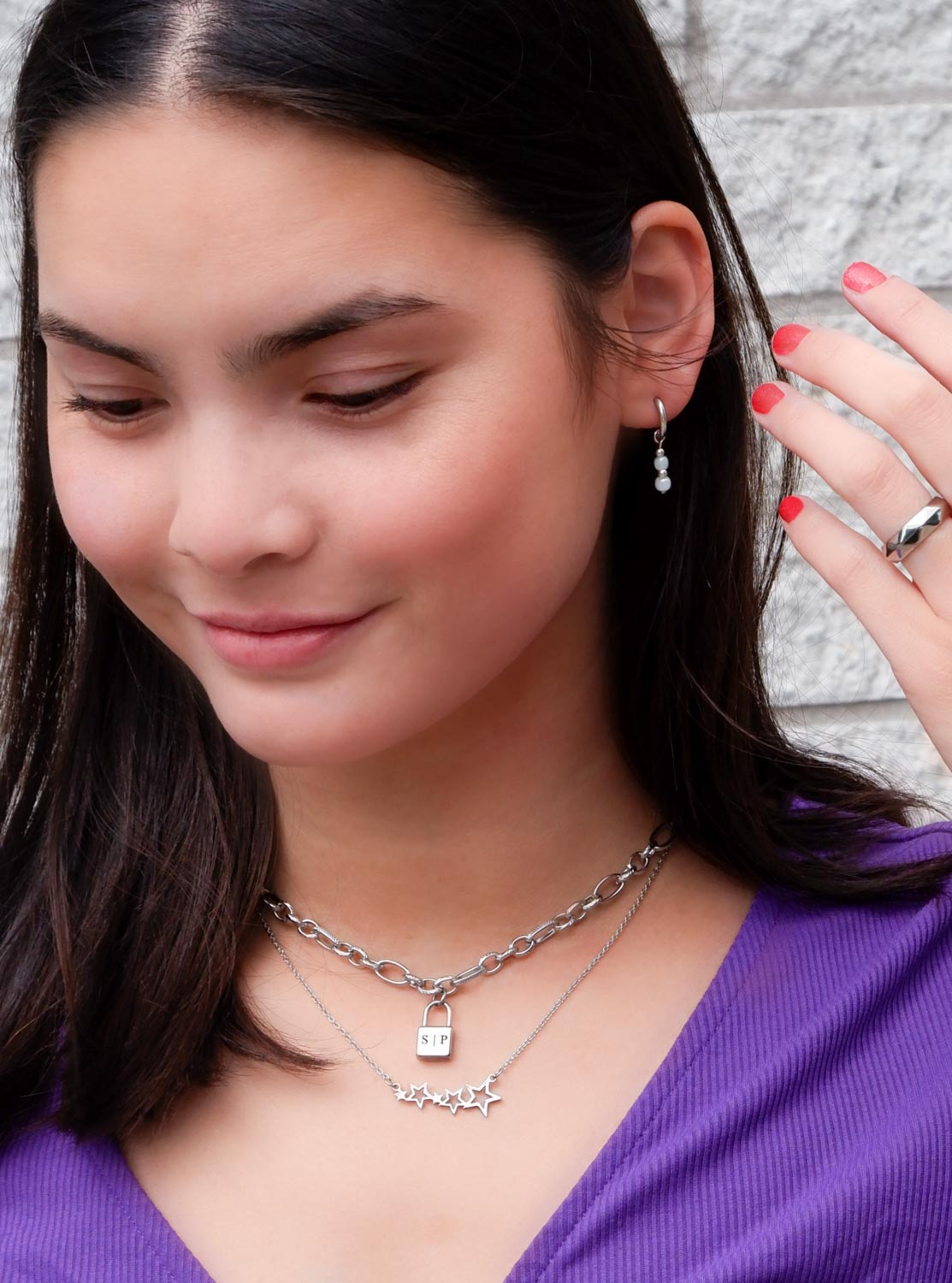 Zilveren sieraden bij model