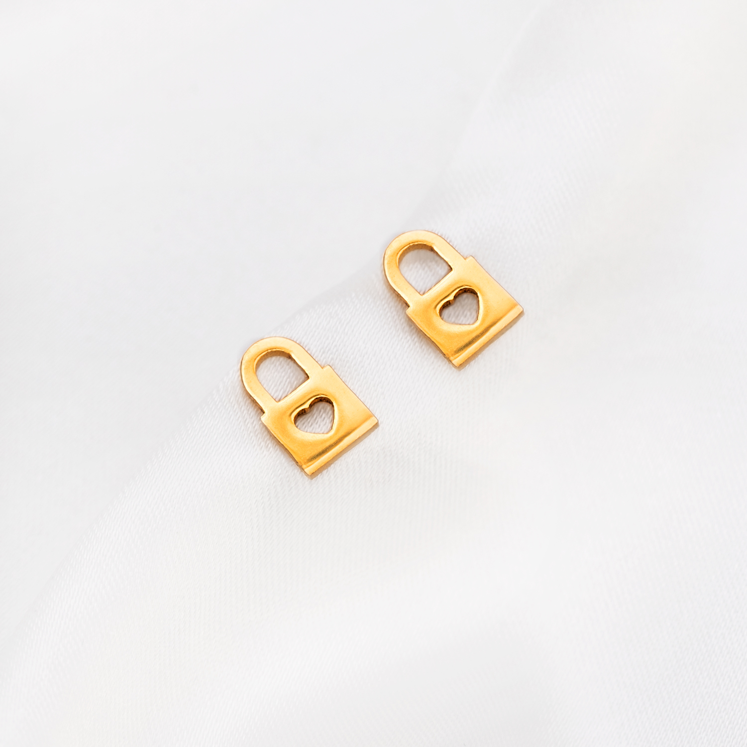 Stud oorbellen met slotje in de kleur goud