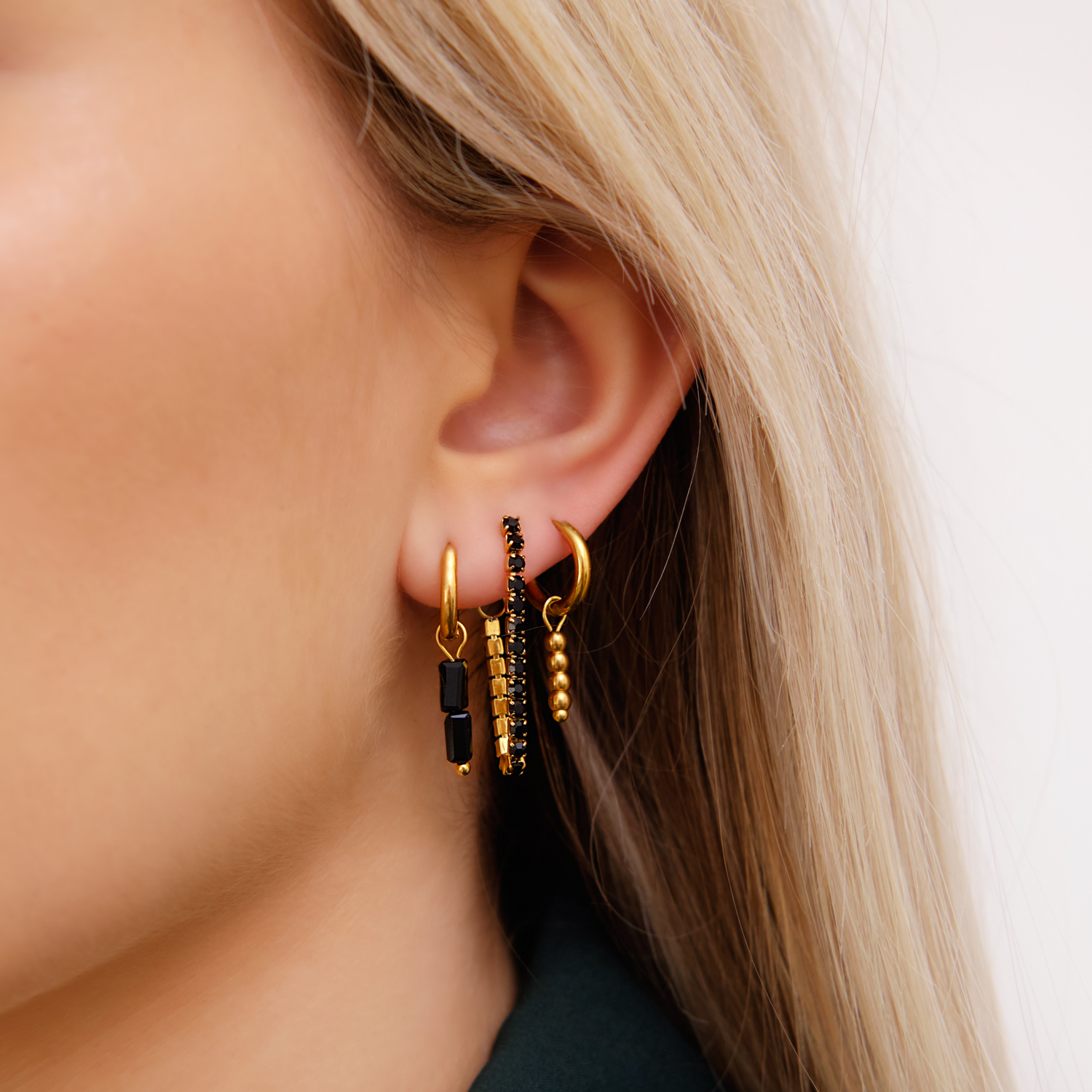 Goudkleurige oorbellen met zwarte details