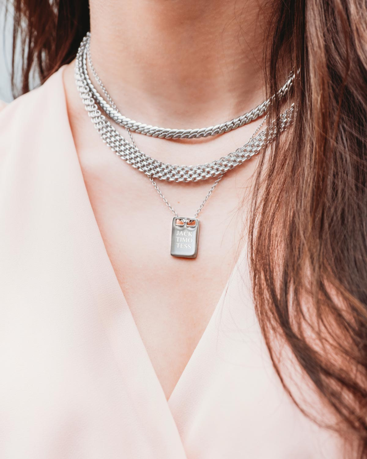 Mooie trendy kettingen om de hals van het model in het zilver