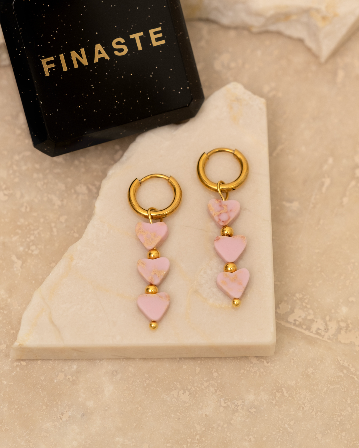 roze hartjes oorbellen met sieradendoosje